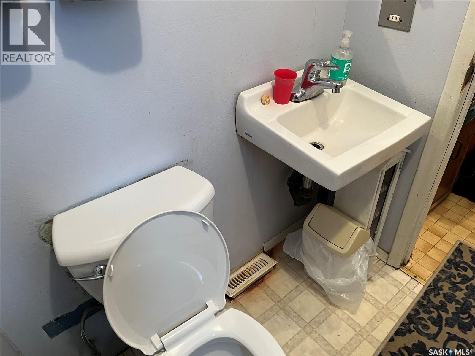 219 1st Avenue, Gravelbourg, Saskatchewan  S0H 1X0 - Photo 24 - SK026204