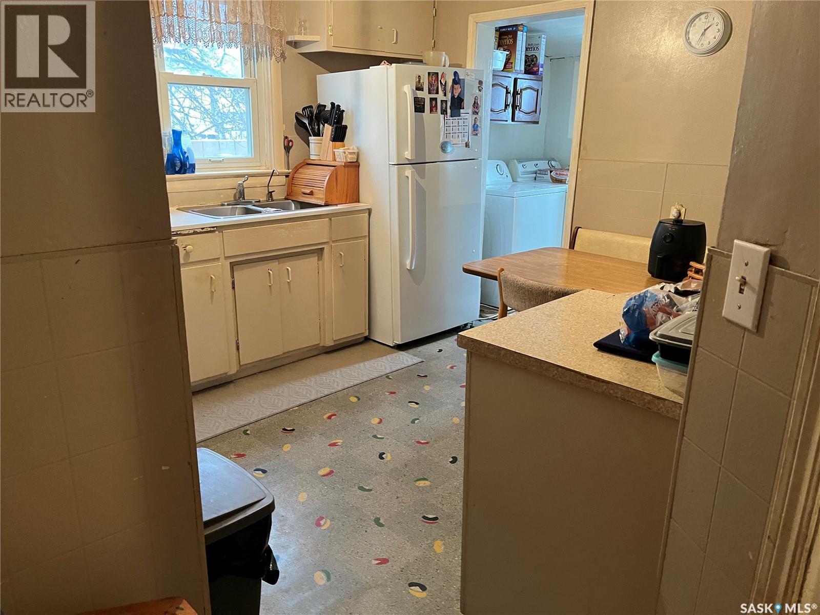 219 1st Avenue, Gravelbourg, Saskatchewan  S0H 1X0 - Photo 7 - SK026204