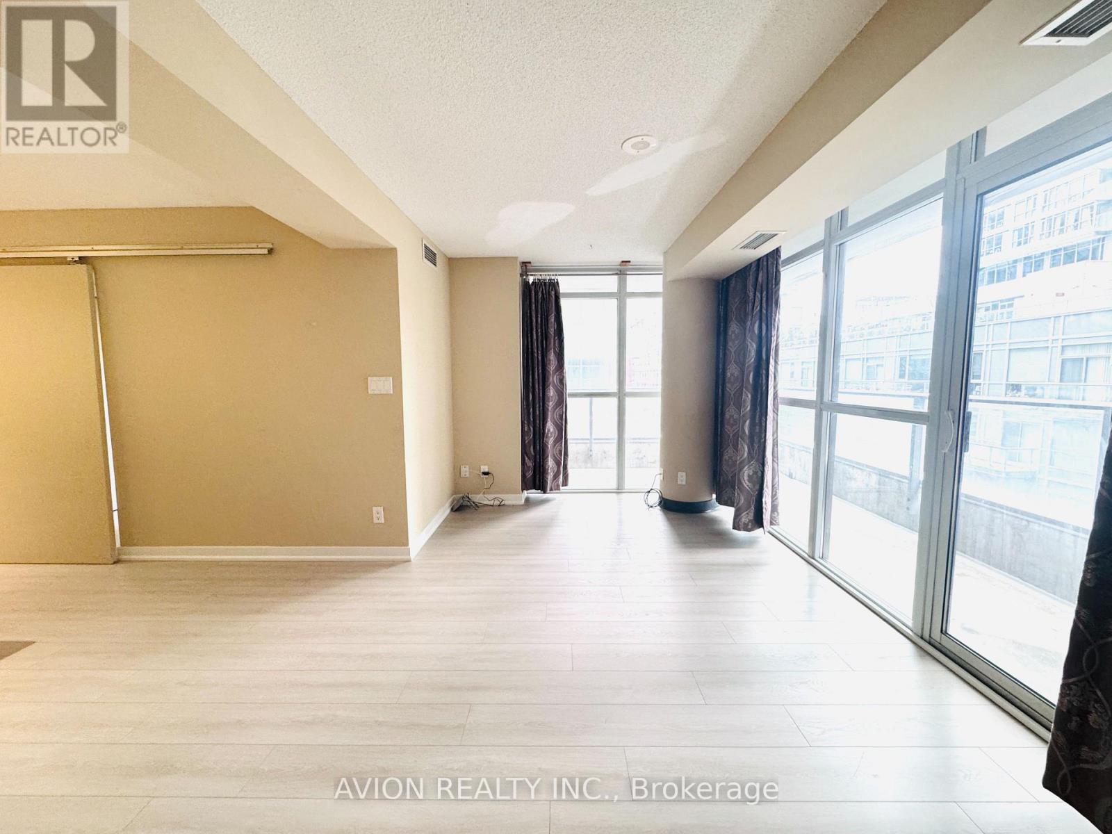 604 - 126 Simcoe Street, Toronto, Ontario  M5H 4E6 - Photo 2 - C12640062