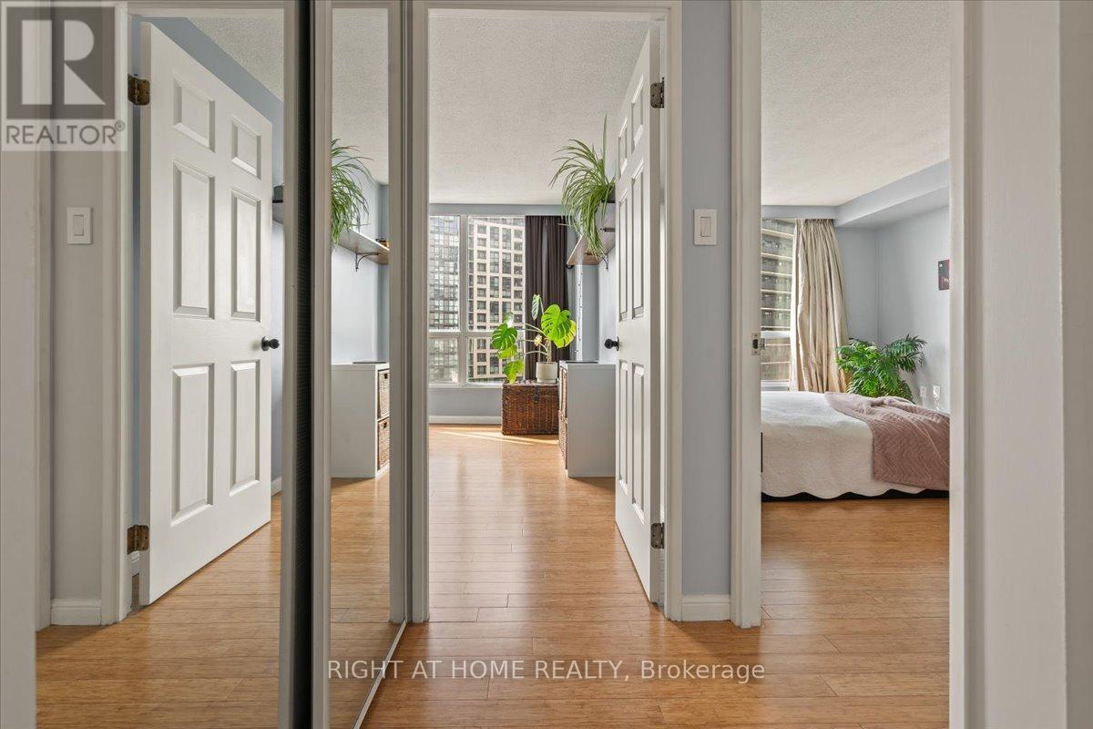 1011 - 101 Subway Crescent, Toronto, Ontario  M9B 6K4 - Photo 13 - W12421807