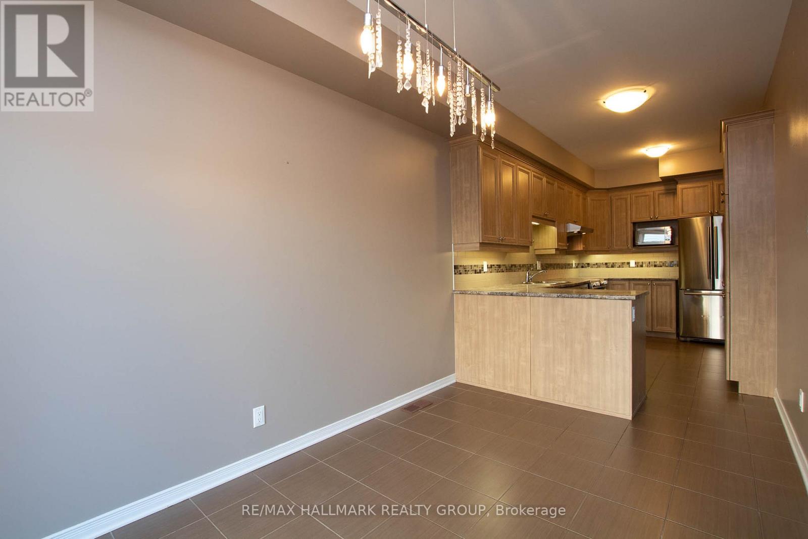 917 Torovin Private, Ottawa, Ontario  K1B 0A4 - Photo 10 - X12661748