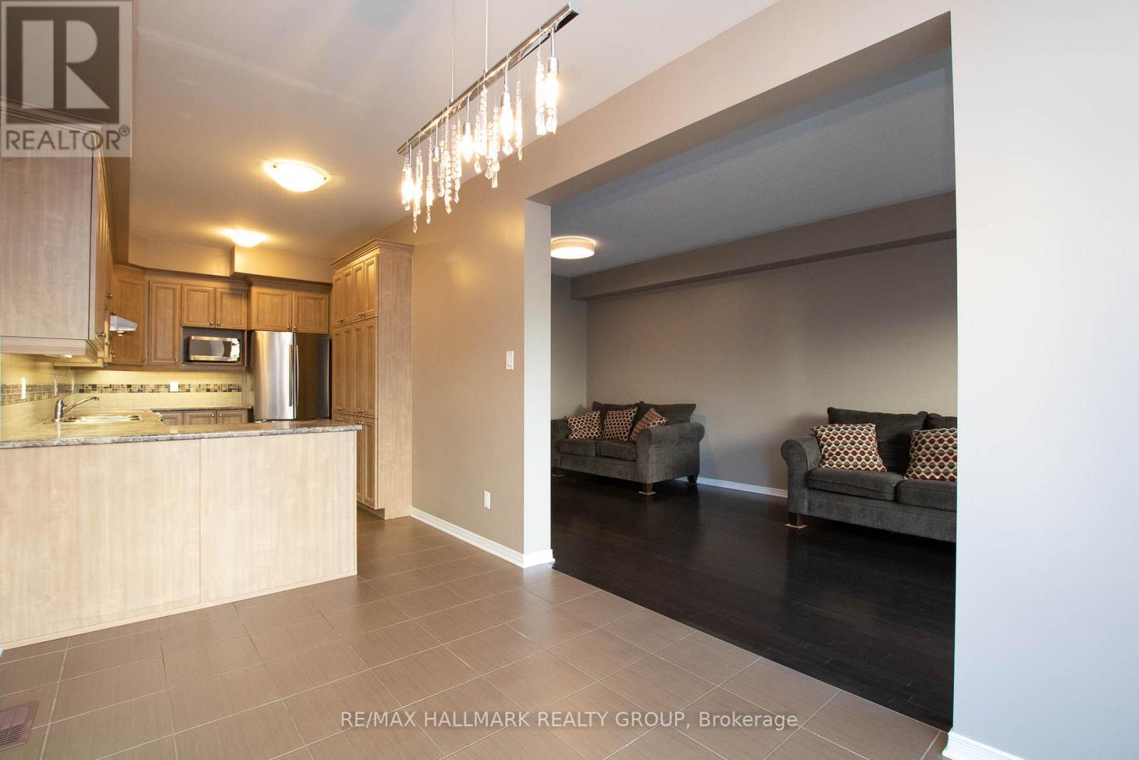 917 Torovin Private, Ottawa, Ontario  K1B 0A4 - Photo 11 - X12661748