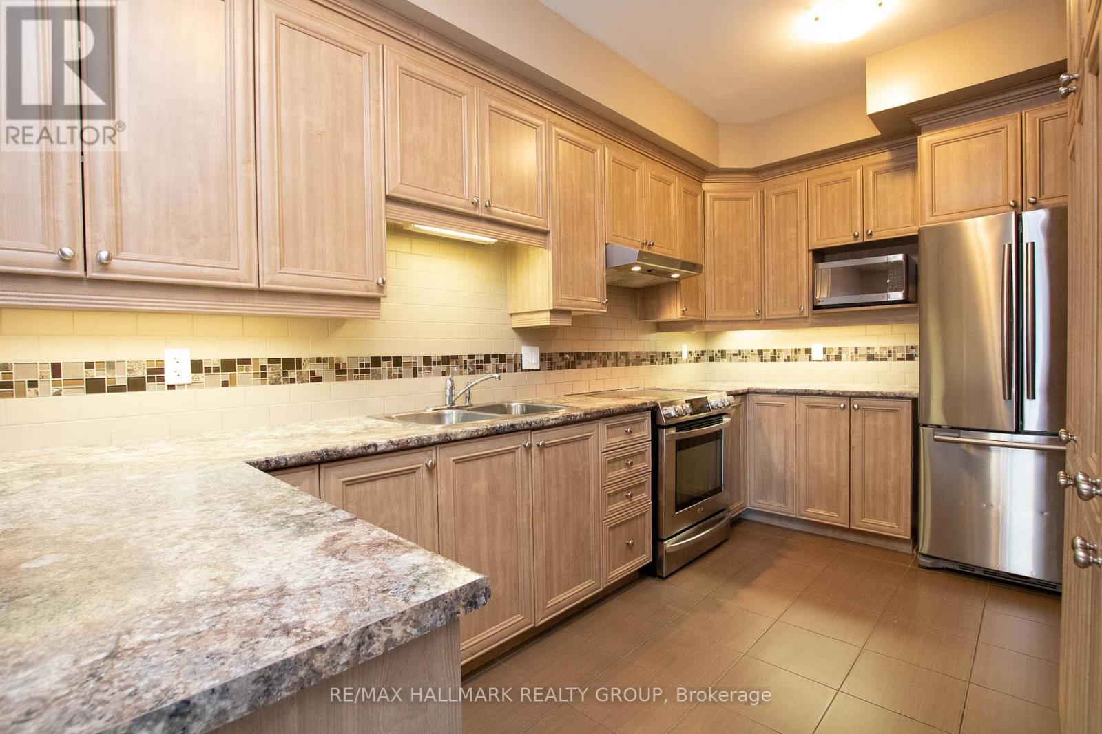 917 Torovin Private, Ottawa, Ontario  K1B 0A4 - Photo 12 - X12661748