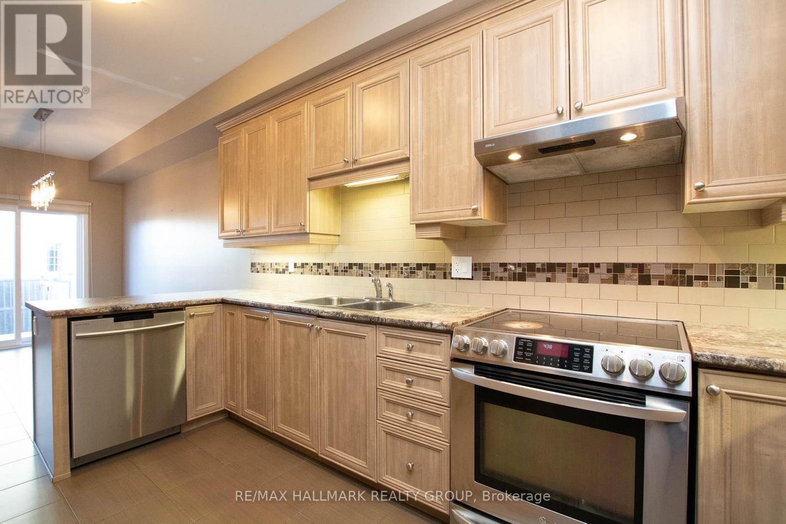 917 Torovin Private, Ottawa, Ontario  K1B 0A4 - Photo 13 - X12661748