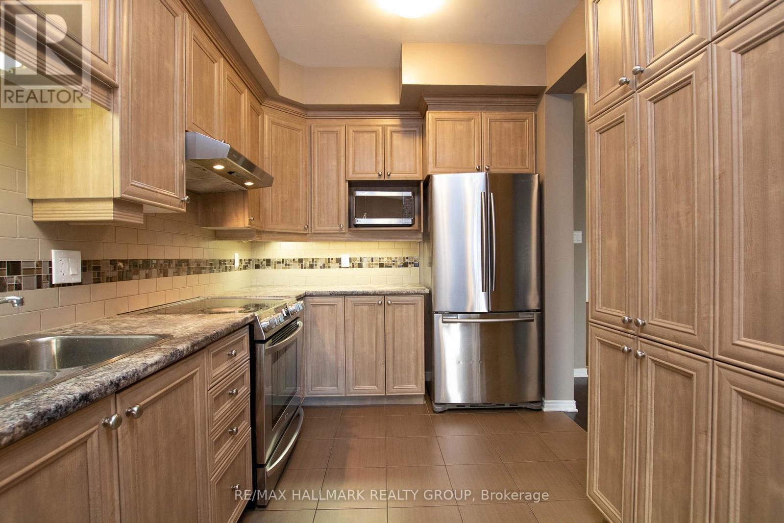 917 Torovin Private, Ottawa, Ontario  K1B 0A4 - Photo 14 - X12661748