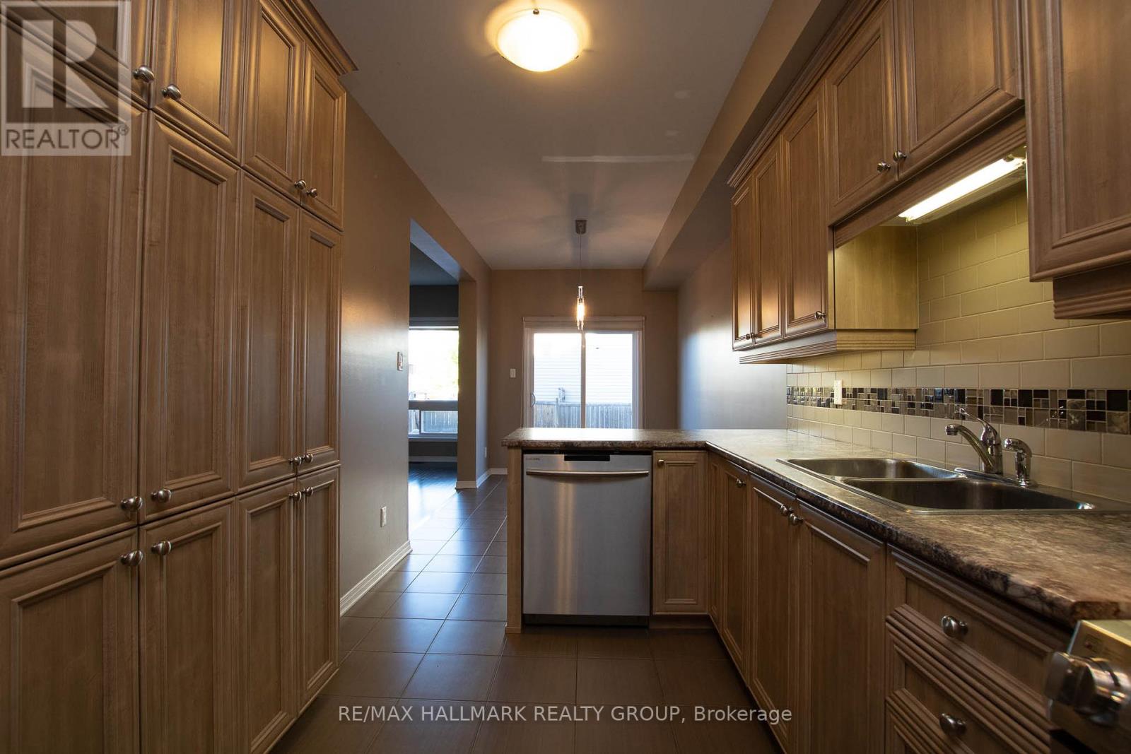 917 Torovin Private, Ottawa, Ontario  K1B 0A4 - Photo 15 - X12661748