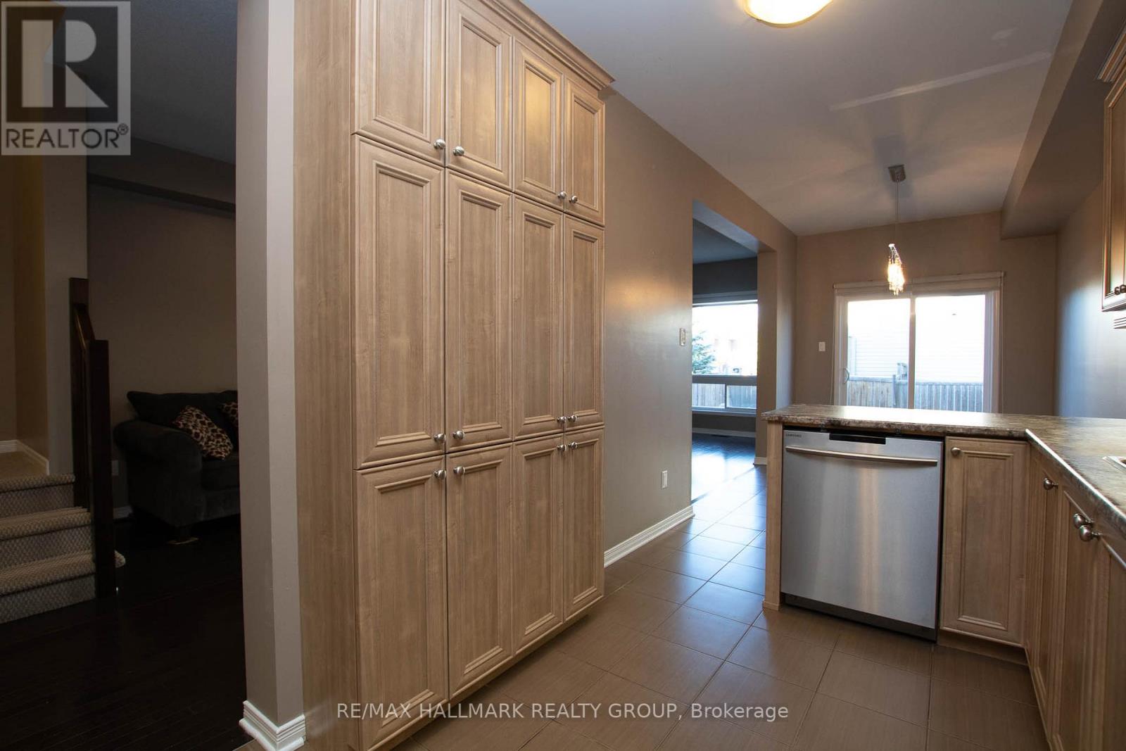 917 Torovin Private, Ottawa, Ontario  K1B 0A4 - Photo 16 - X12661748