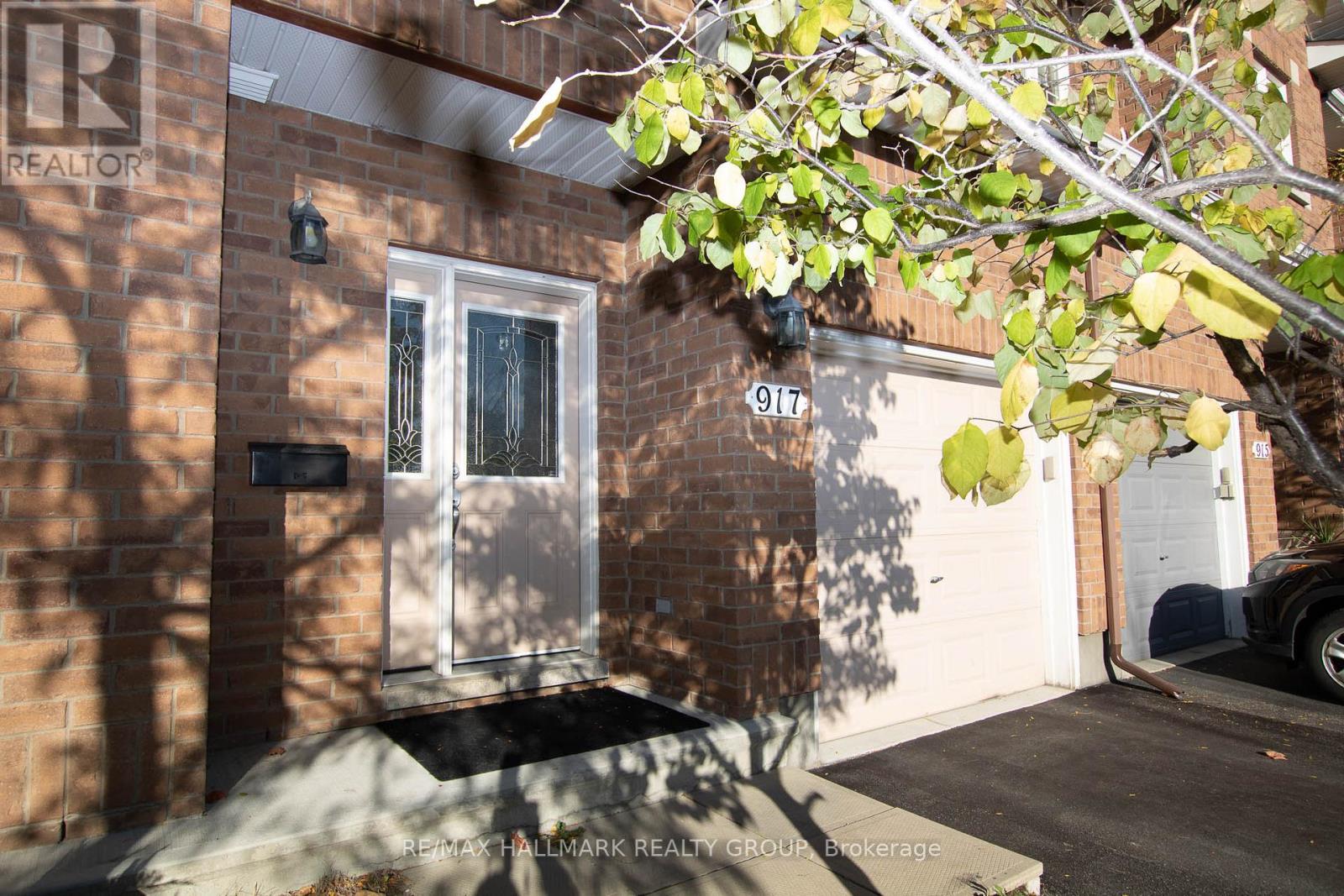 917 Torovin Private, Ottawa, Ontario  K1B 0A4 - Photo 2 - X12661748