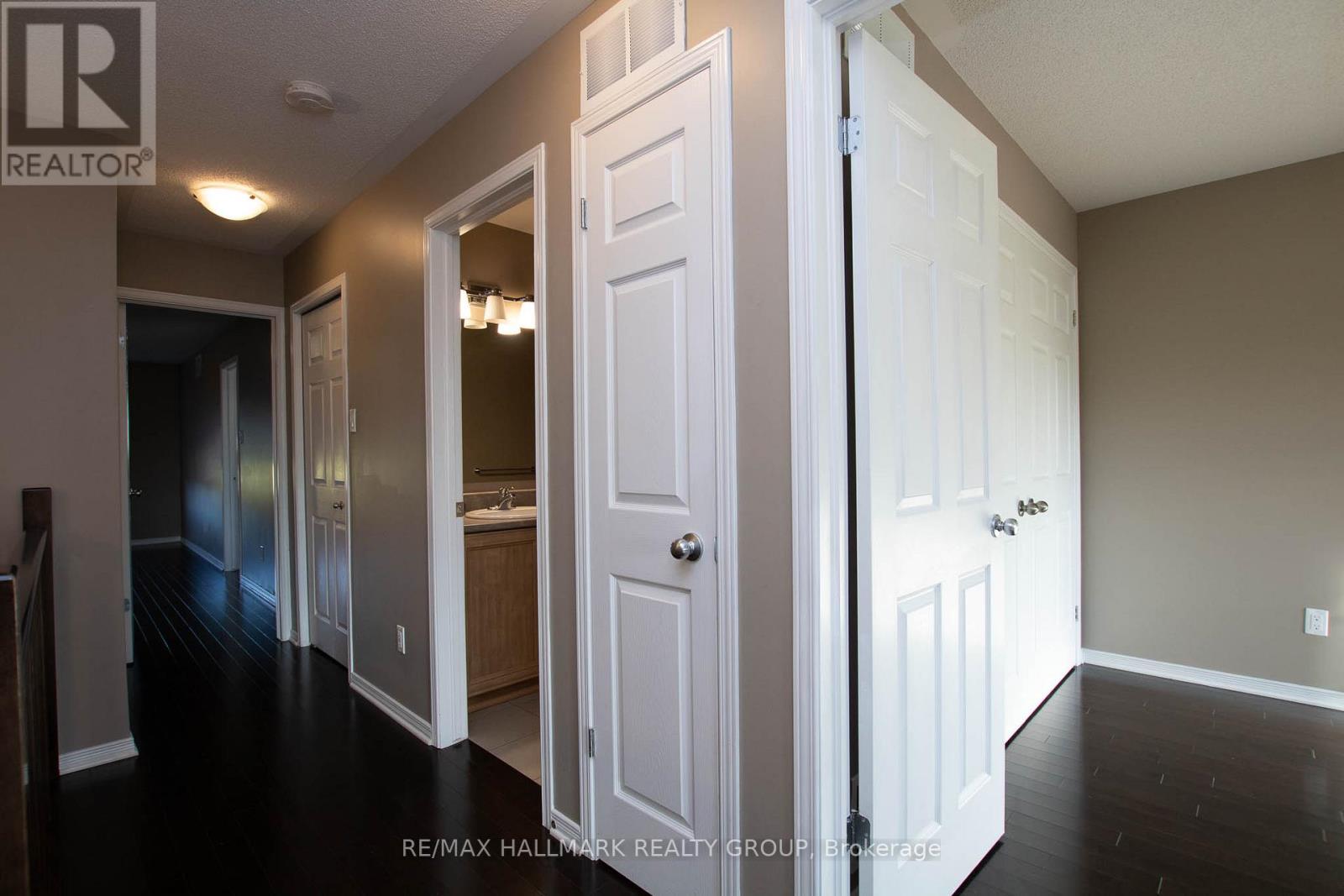 917 Torovin Private, Ottawa, Ontario  K1B 0A4 - Photo 20 - X12661748