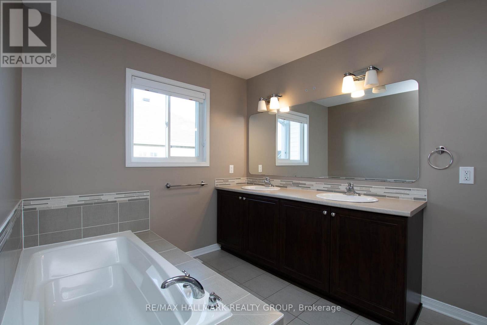 917 Torovin Private, Ottawa, Ontario  K1B 0A4 - Photo 24 - X12661748