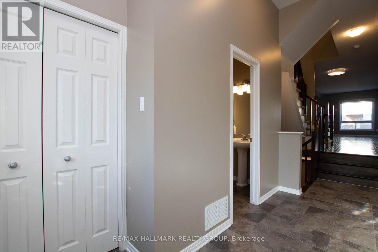 917 Torovin Private, Ottawa, Ontario  K1B 0A4 - Photo 3 - X12661748