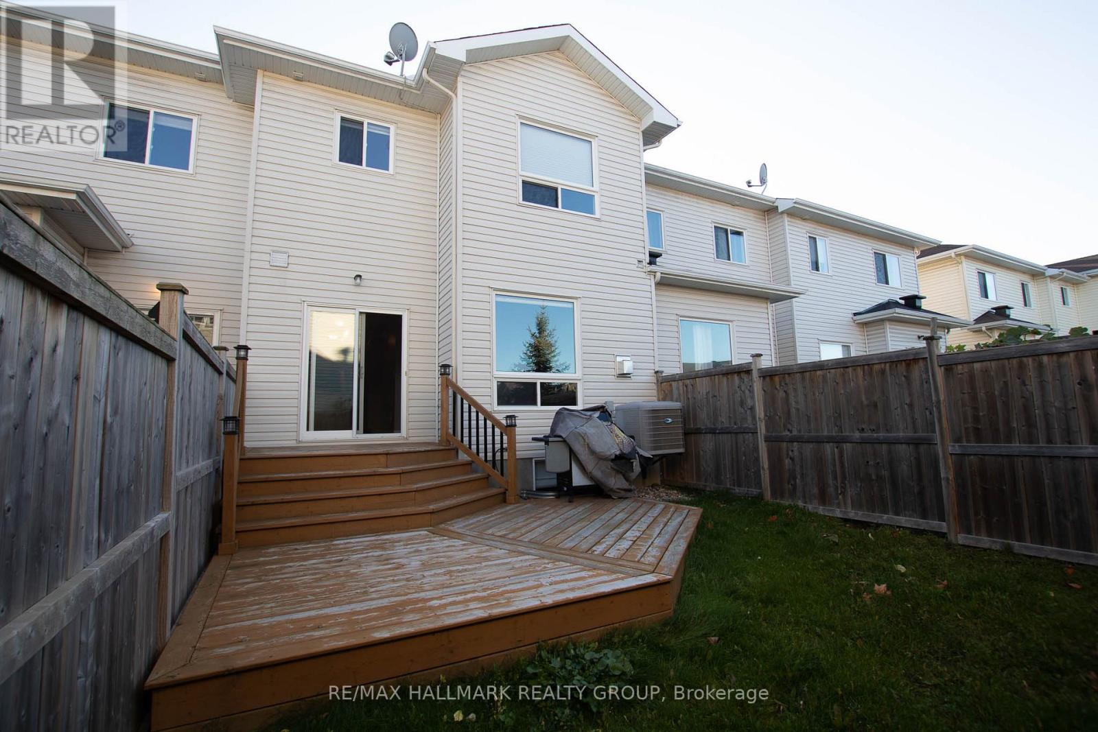 917 Torovin Private, Ottawa, Ontario  K1B 0A4 - Photo 41 - X12661748