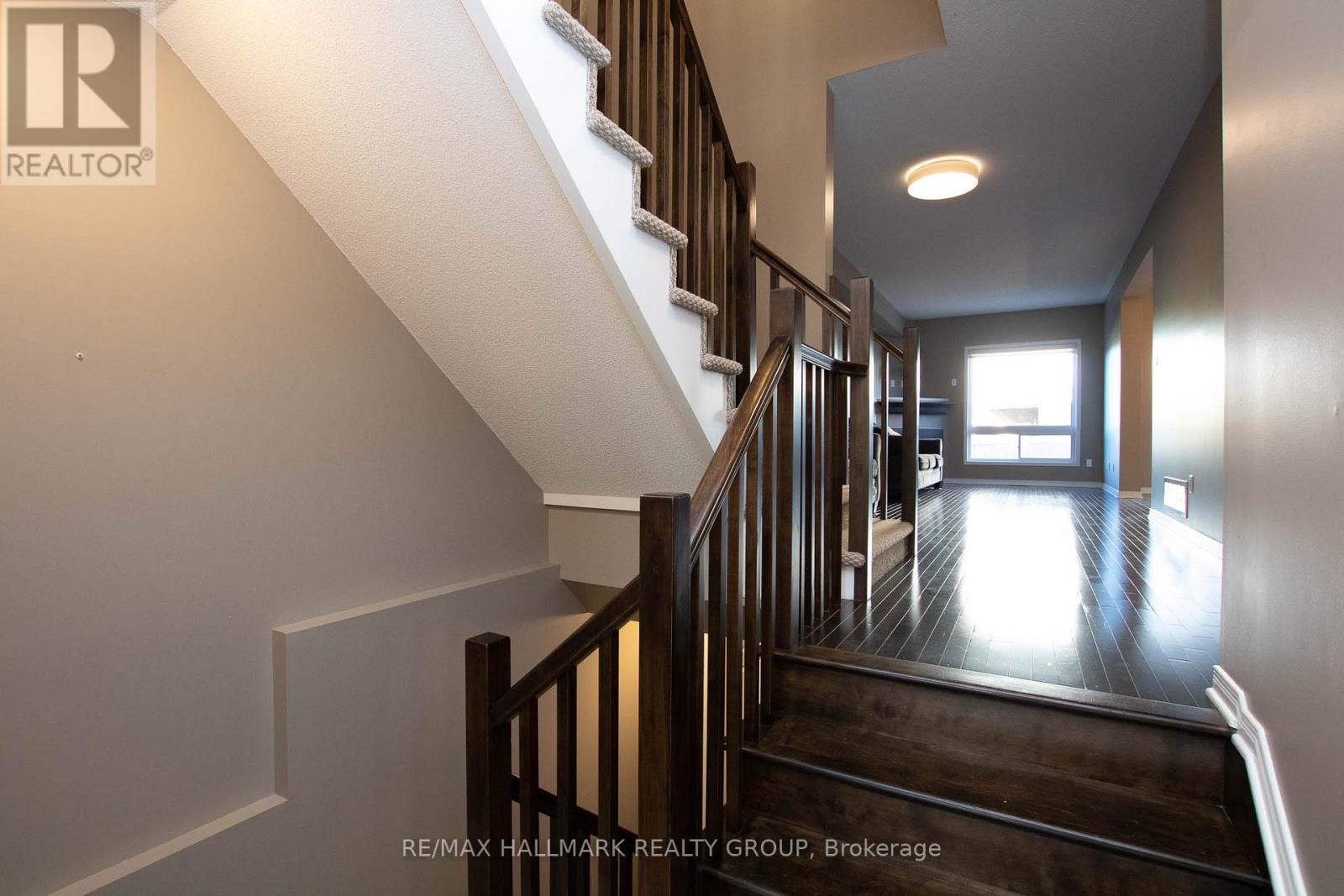 917 Torovin Private, Ottawa, Ontario  K1B 0A4 - Photo 5 - X12661748