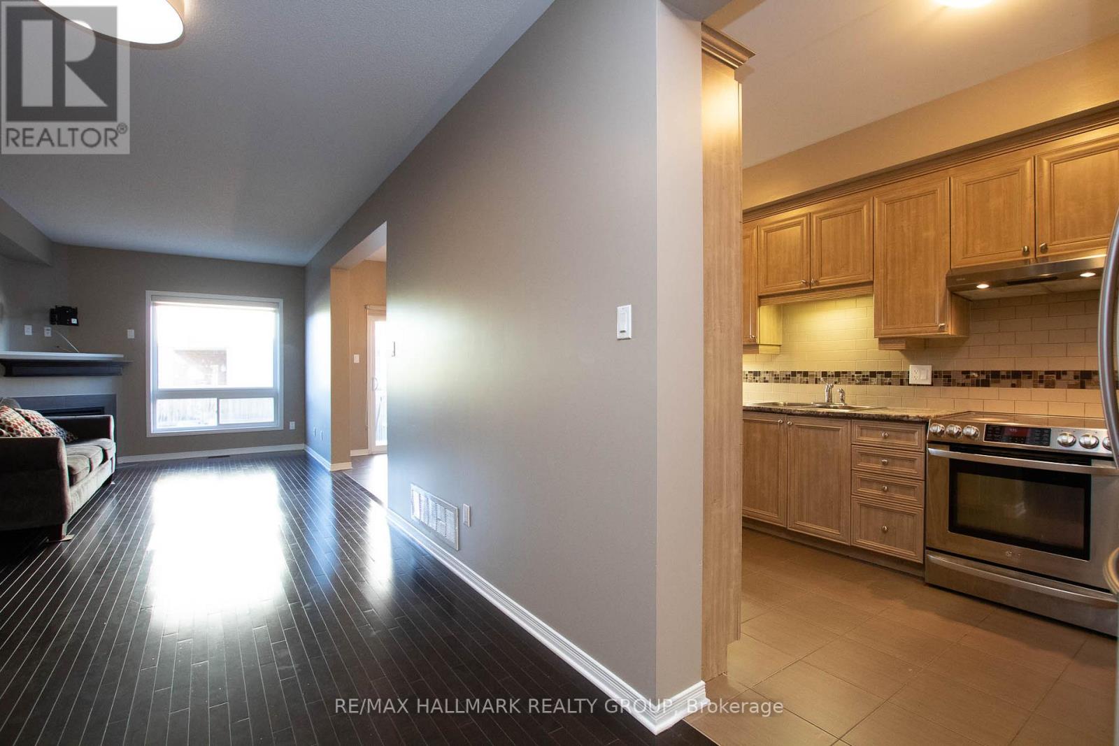 917 Torovin Private, Ottawa, Ontario  K1B 0A4 - Photo 6 - X12661748