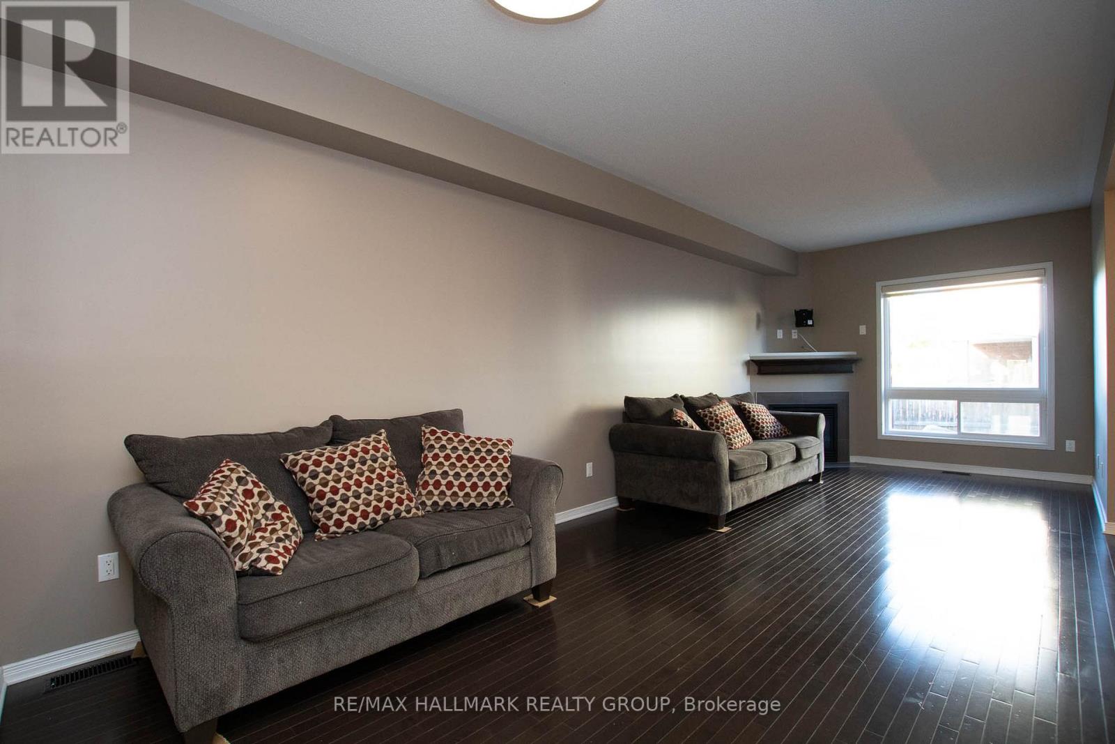 917 Torovin Private, Ottawa, Ontario  K1B 0A4 - Photo 7 - X12661748