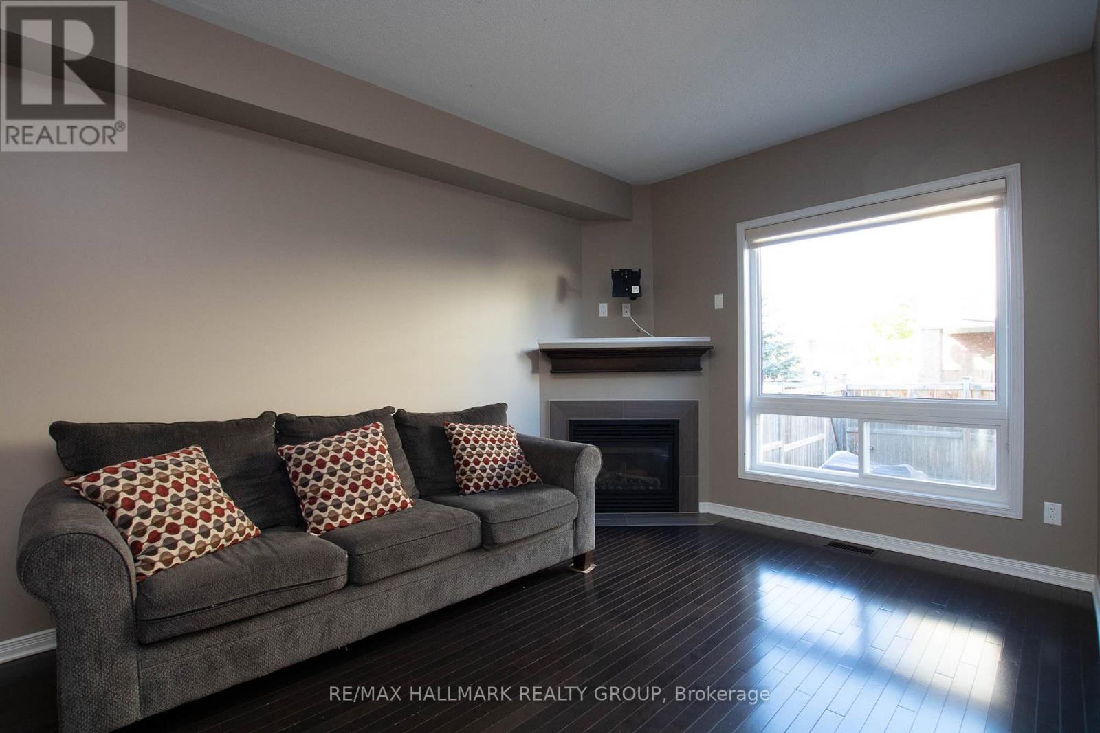 917 Torovin Private, Ottawa, Ontario  K1B 0A4 - Photo 8 - X12661748