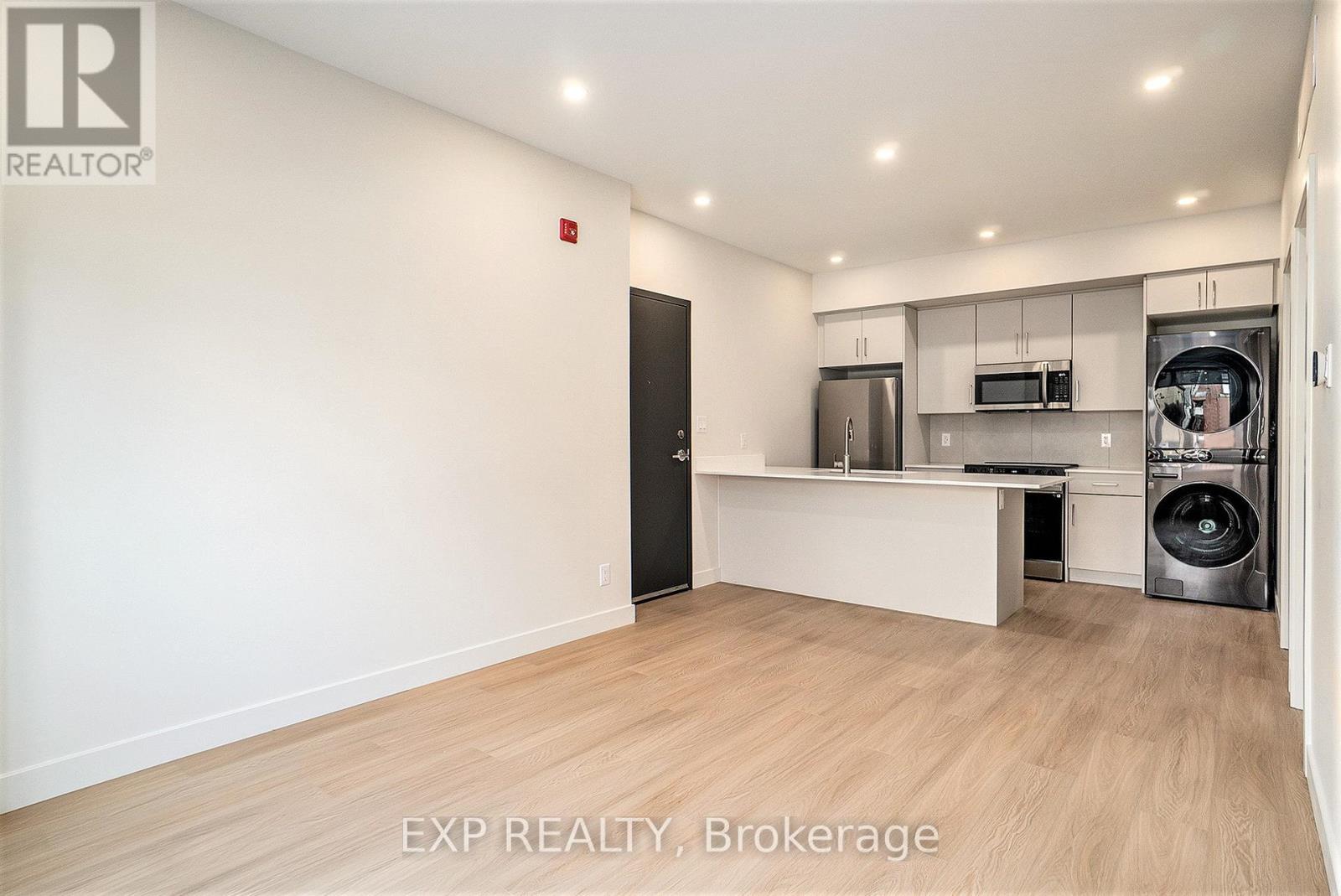 7 - 158 Laval Street, Ottawa, Ontario  K1L 7Z4 - Photo 2 - X12661764