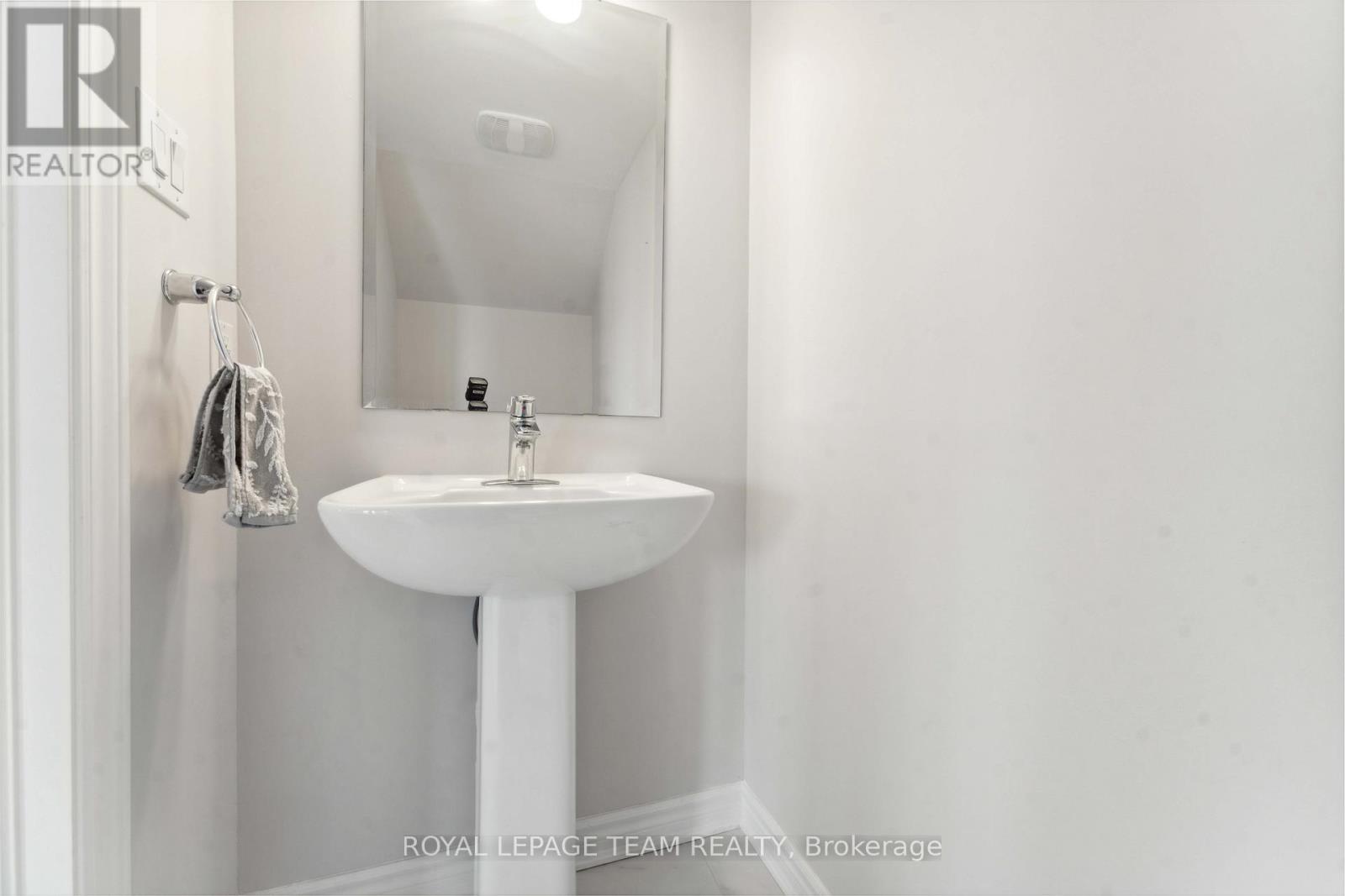 312 Lapland Private, Ottawa, Ontario  K2S 1B6 - Photo 14 - X12661806