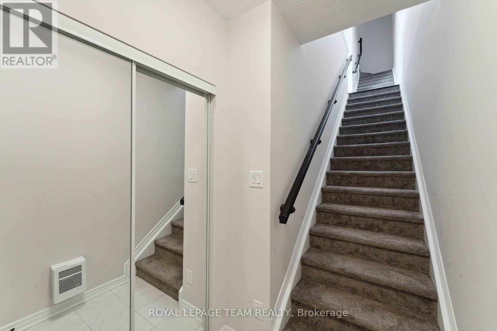 312 Lapland Private, Ottawa, Ontario  K2S 1B6 - Photo 2 - X12661806