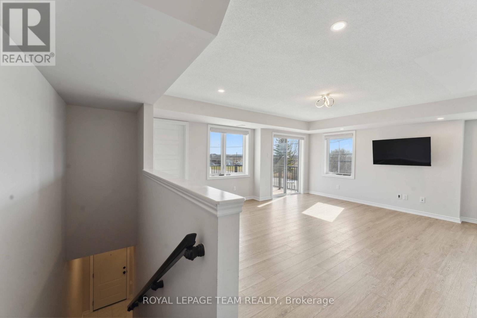 312 Lapland Private, Ottawa, Ontario  K2S 1B6 - Photo 3 - X12661806