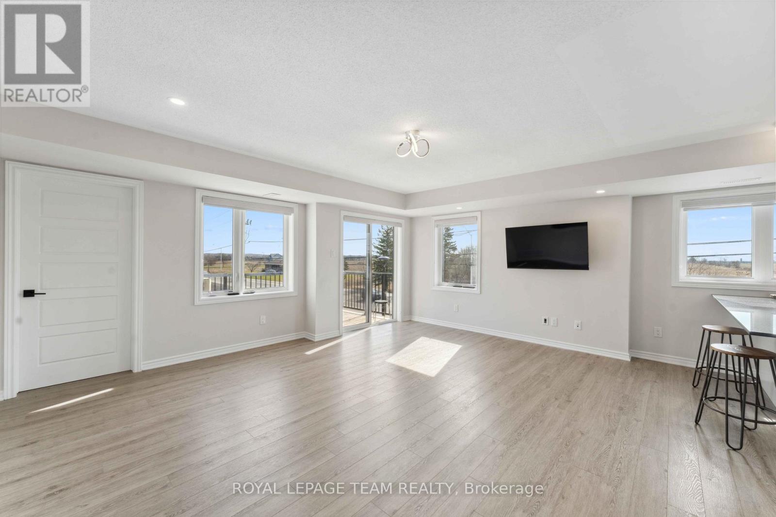 312 Lapland Private, Ottawa, Ontario  K2S 1B6 - Photo 4 - X12661806