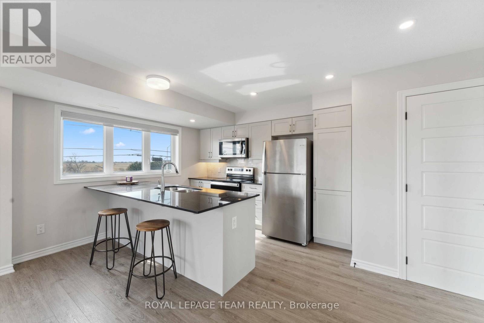 312 Lapland Private, Ottawa, Ontario  K2S 1B6 - Photo 5 - X12661806