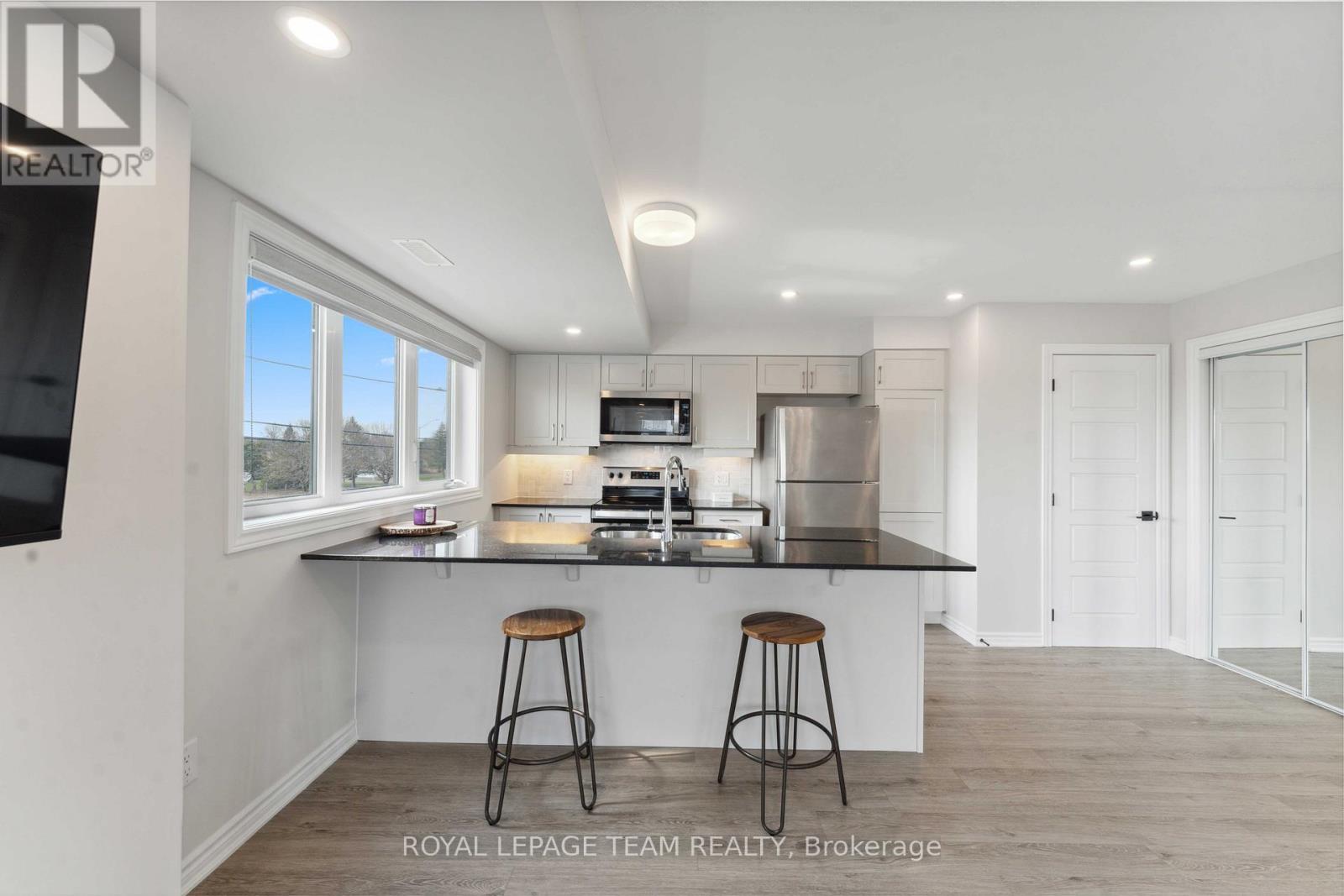 312 Lapland Private, Ottawa, Ontario  K2S 1B6 - Photo 6 - X12661806