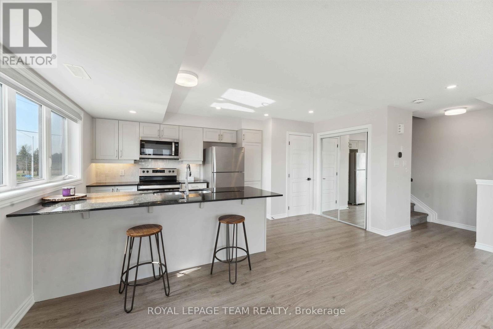 312 Lapland Private, Ottawa, Ontario  K2S 1B6 - Photo 7 - X12661806