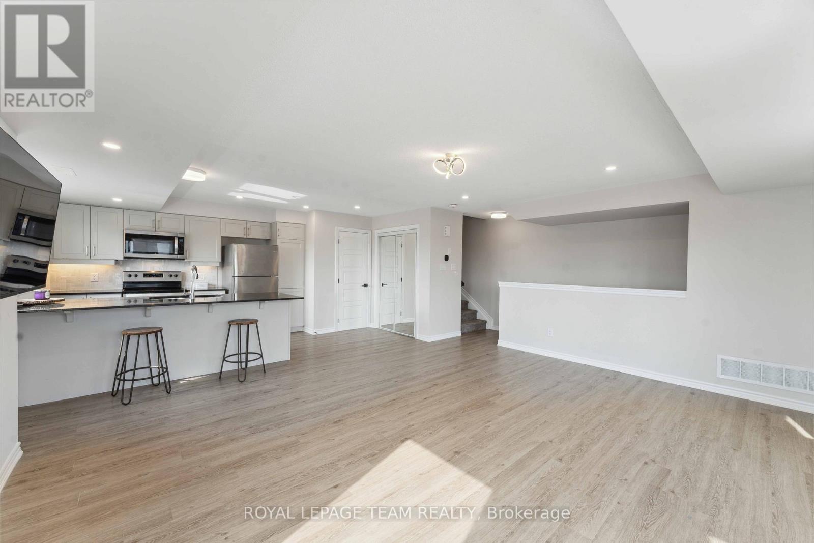 312 Lapland Private, Ottawa, Ontario  K2S 1B6 - Photo 9 - X12661806