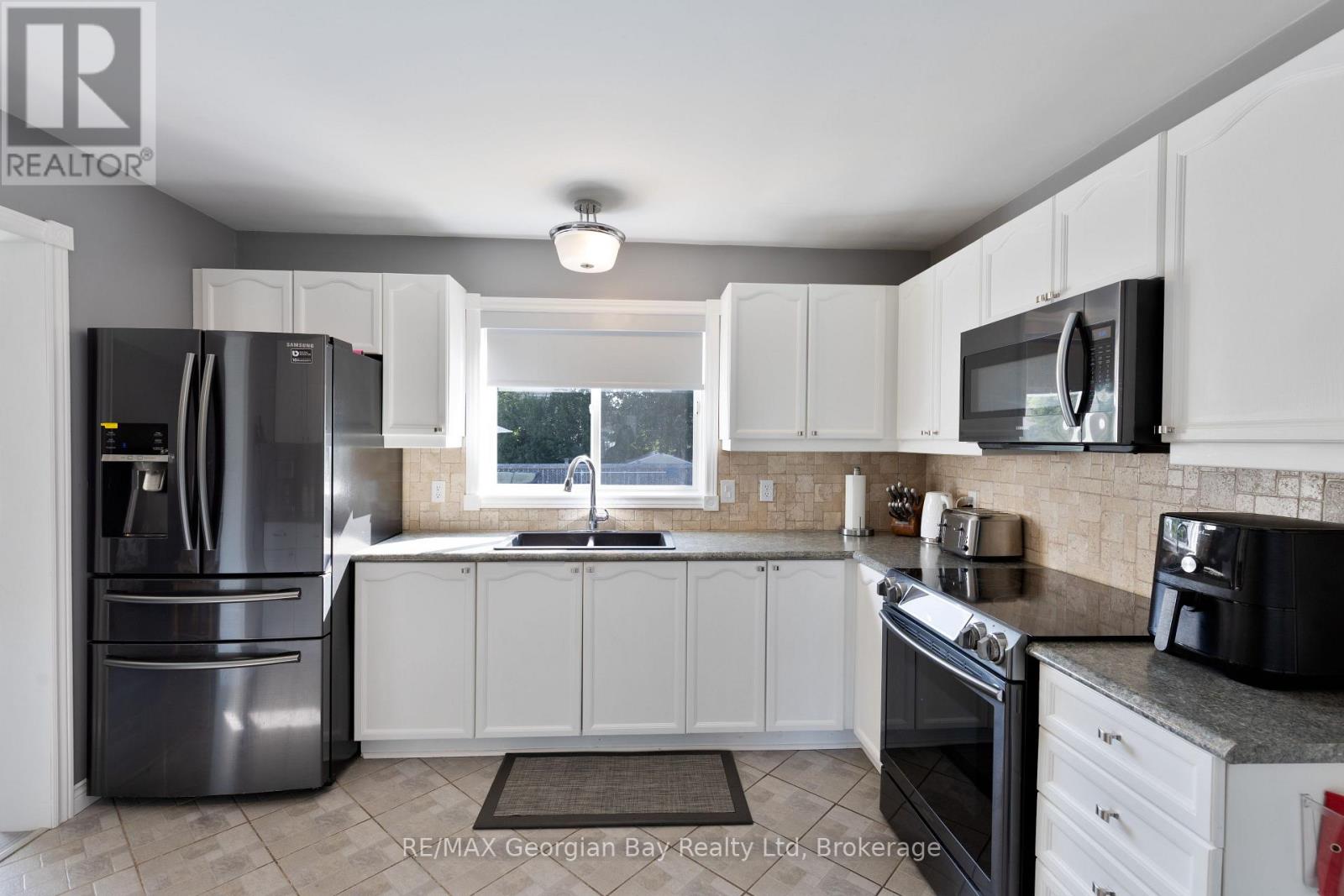 9 Copeland Street, Penetanguishene, Ontario  L9M 1K3 - Photo 12 - S12662052