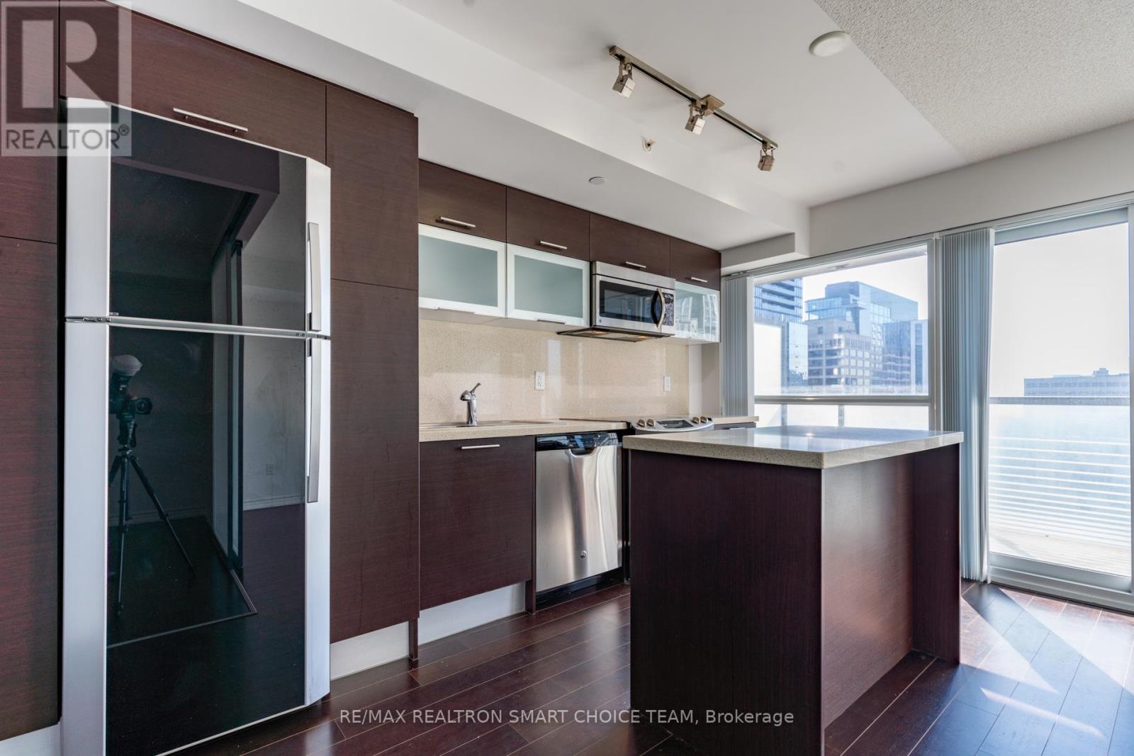 1914 - 386 Yonge Street, Toronto, Ontario  M5B 0A5 - Photo 4 - C12661872