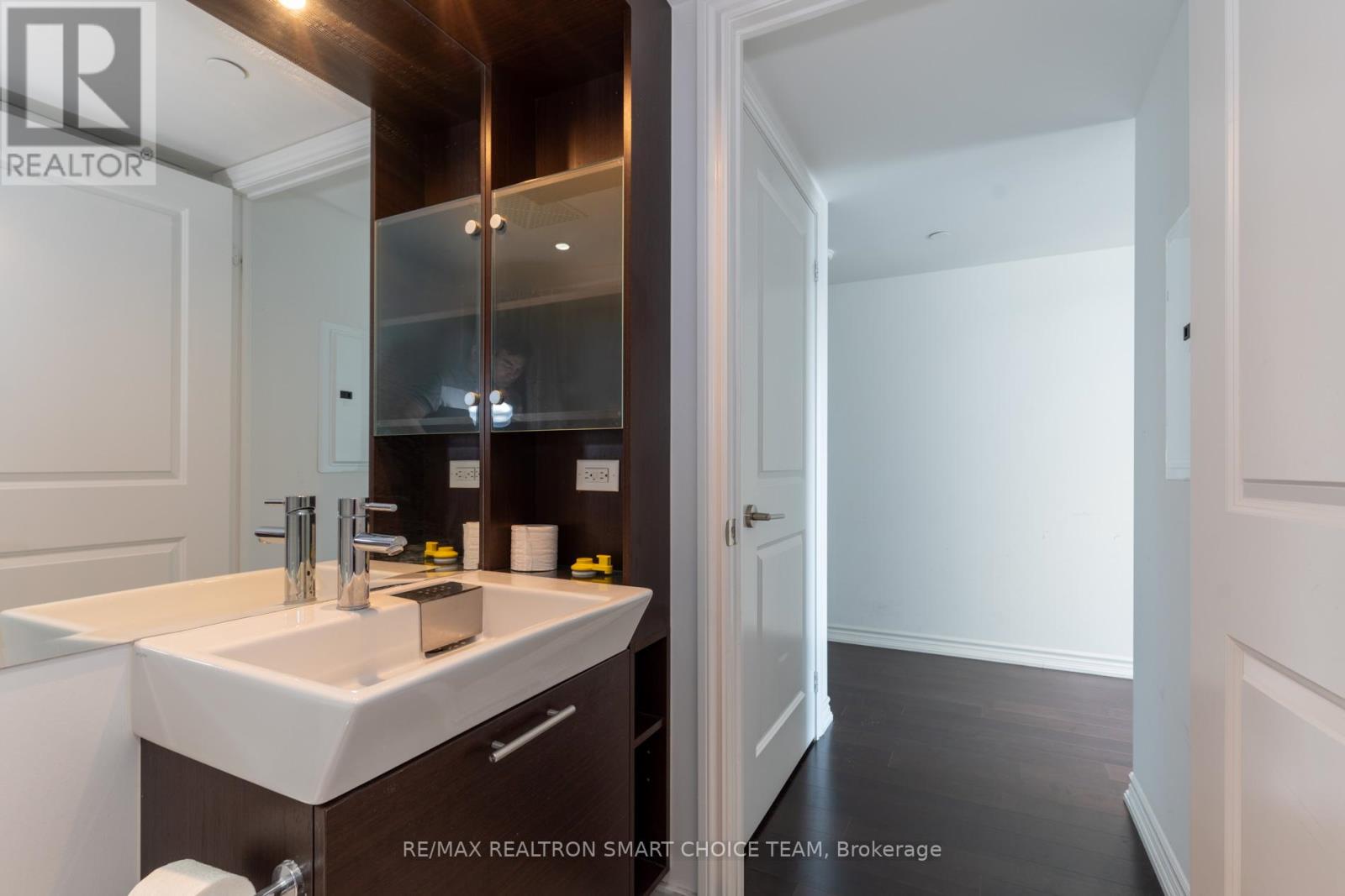 1914 - 386 Yonge Street, Toronto, Ontario  M5B 0A5 - Photo 6 - C12661872