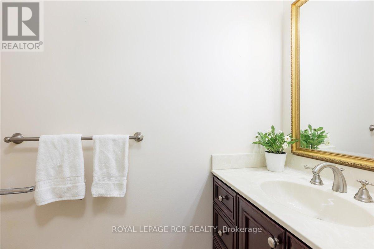 38 Chipperfield Crescent, Whitby, Ontario  L1R 1N9 - Photo 10 - E12661916