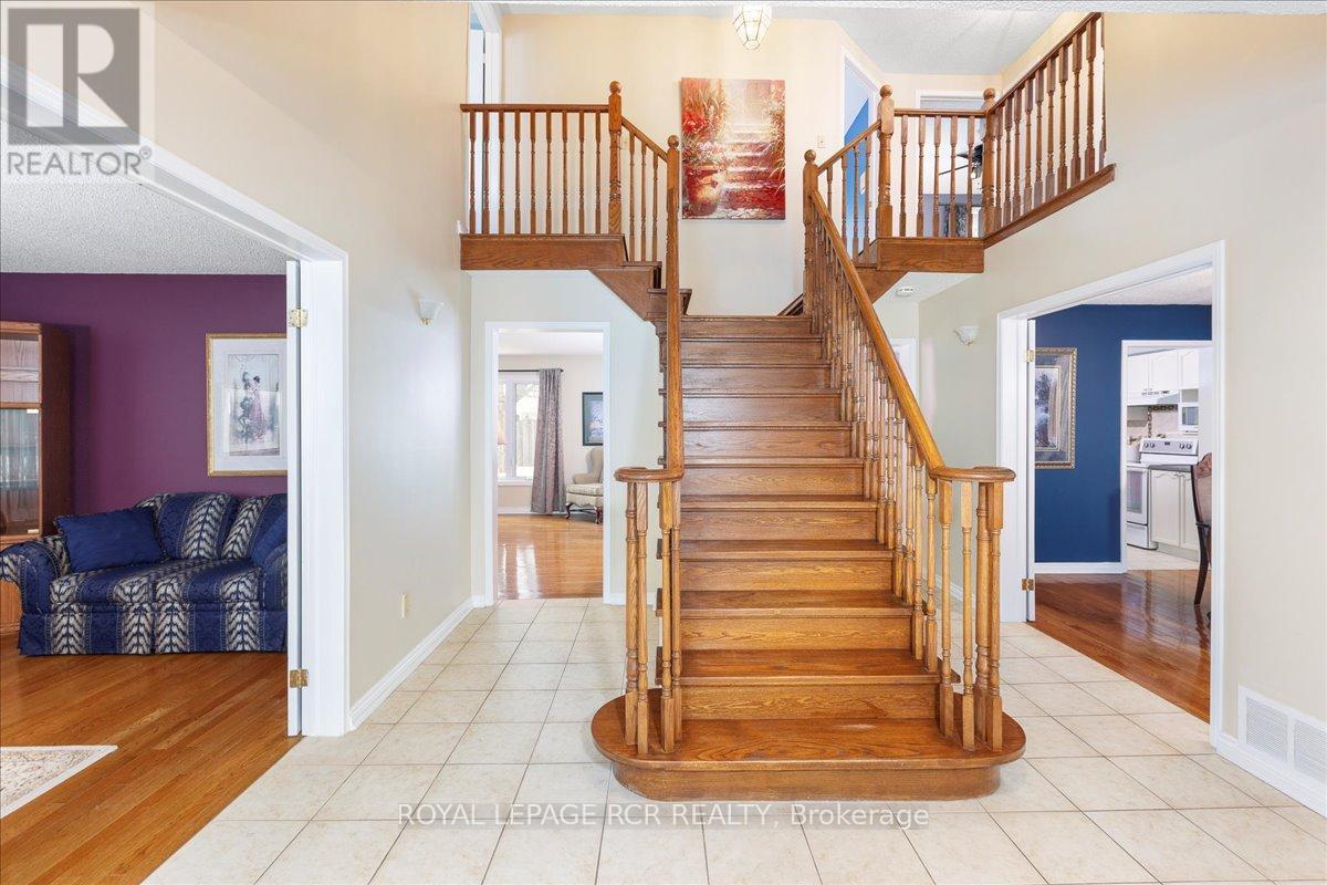 38 Chipperfield Crescent, Whitby, Ontario  L1R 1N9 - Photo 4 - E12661916