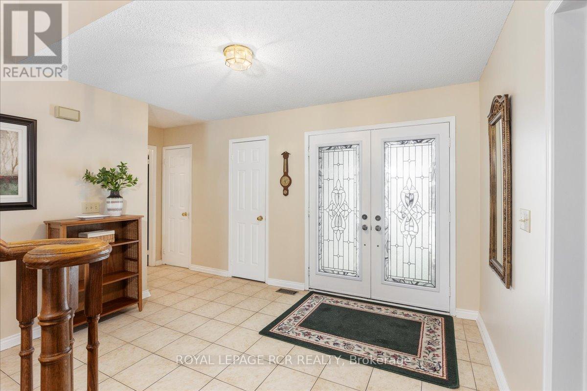 38 Chipperfield Crescent, Whitby, Ontario  L1R 1N9 - Photo 5 - E12661916