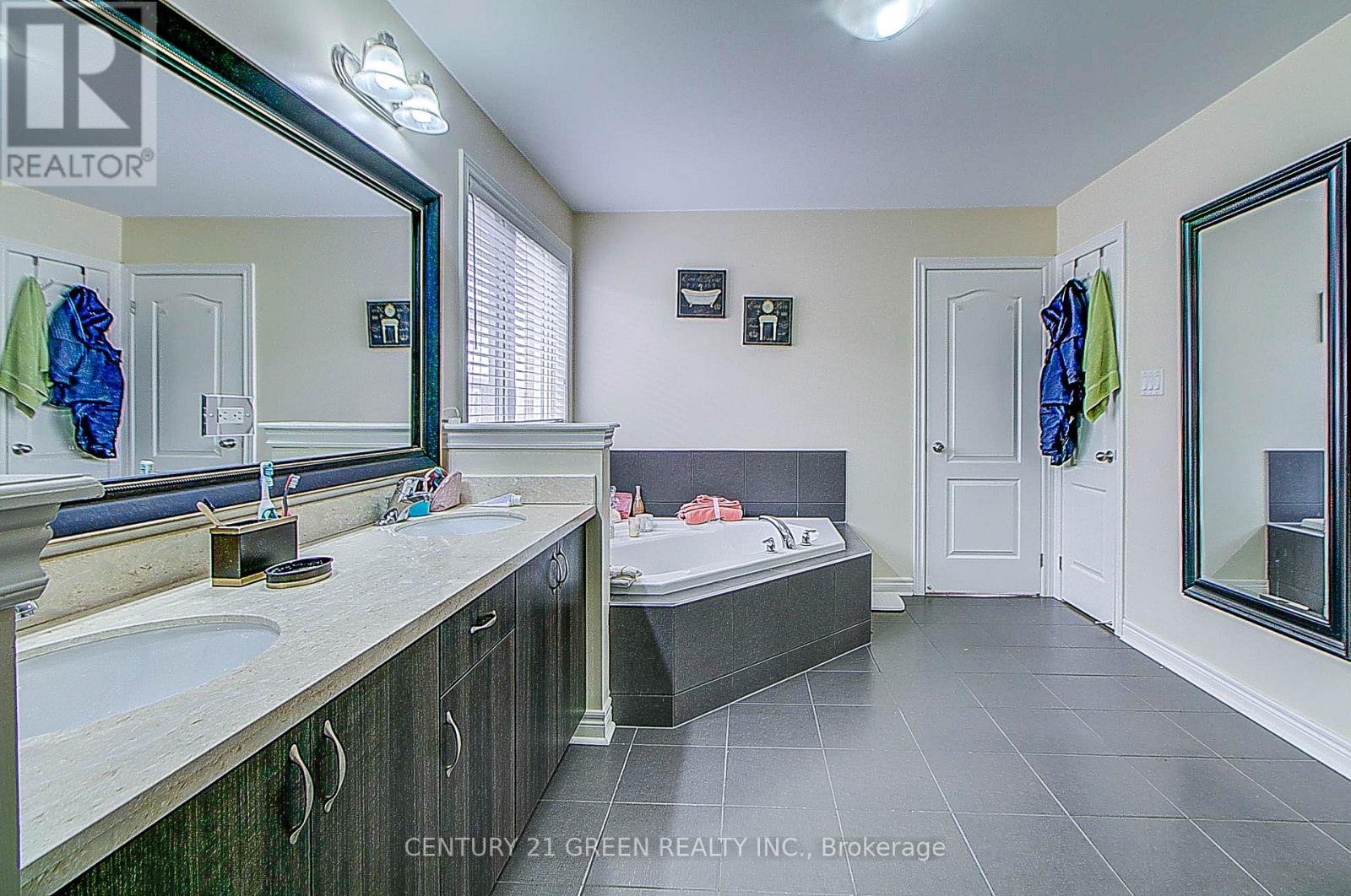 73 Wandering Glider Trail, Bradford West Gwillimbury, Ontario  L3Z 2A5 - Photo 46 - N12661966