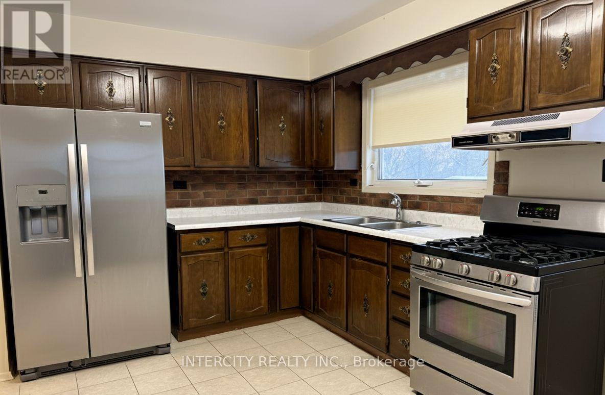 129 Clarence Street, Vaughan, Ontario  L4L 1L4 - Photo 4 - N12662060