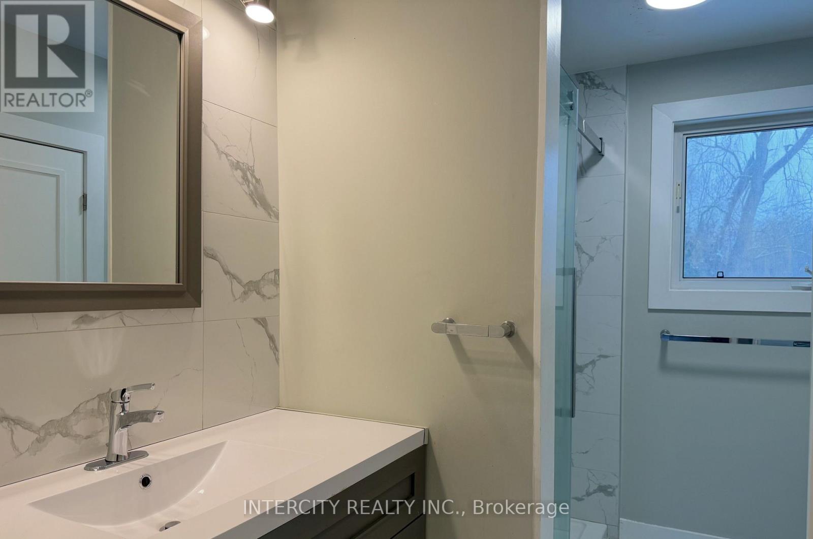 129 Clarence Street, Vaughan, Ontario  L4L 1L4 - Photo 9 - N12662060