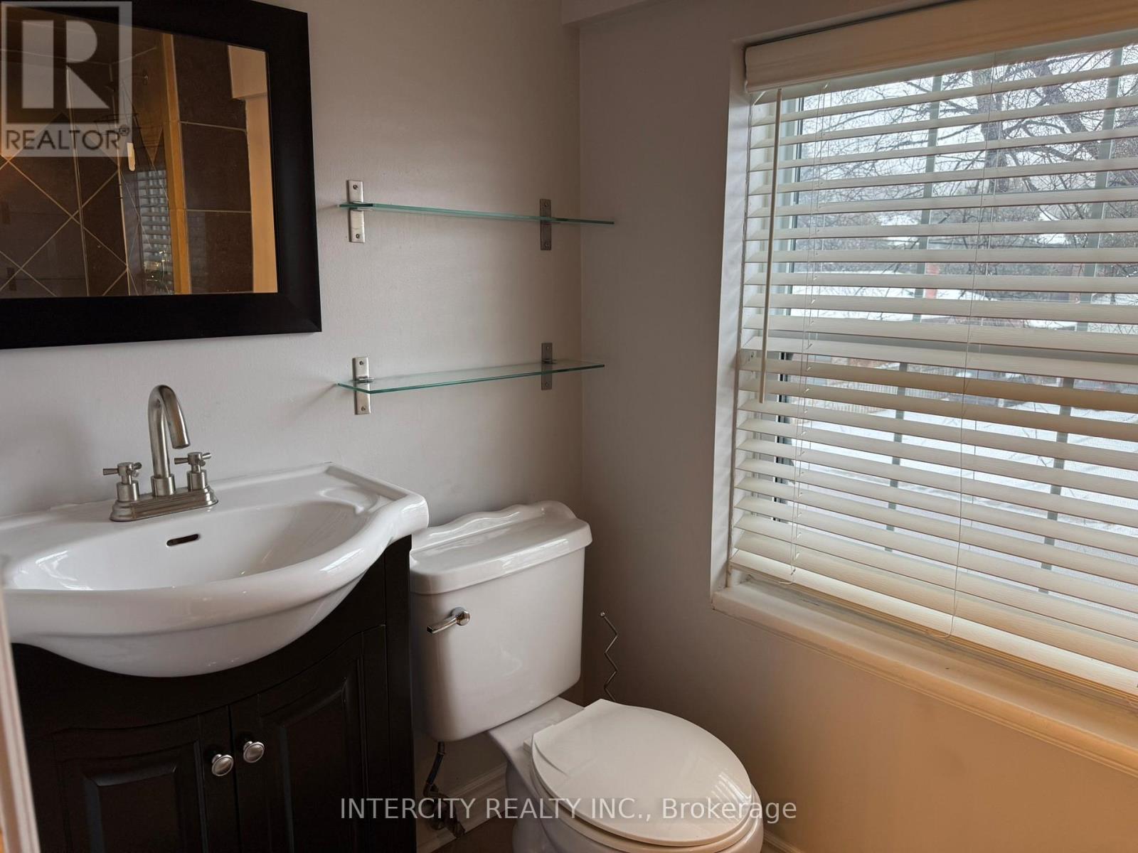 Upper - 117 Clarence Street, Vaughan, Ontario  L4L 1L4 - Photo 9 - N12662074