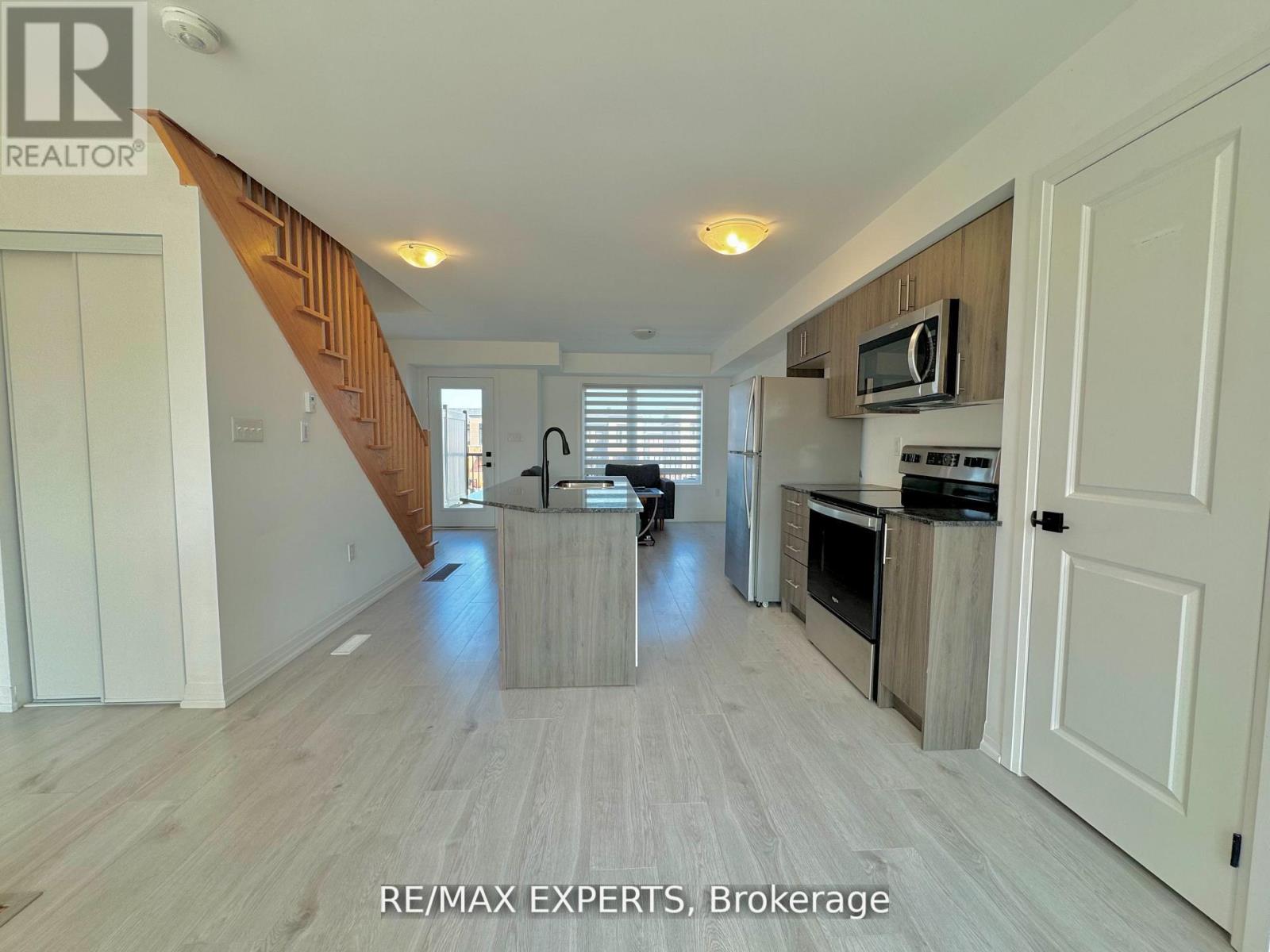 67 Fairlane Avenue, Barrie, Ontario  L9J 0N1 - Photo 1 - S12661818