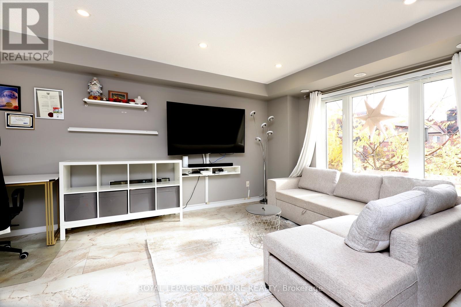 9 - 3025 Destination Drive, Mississauga, Ontario  L5M 0P3 - Photo 2 - W12480067