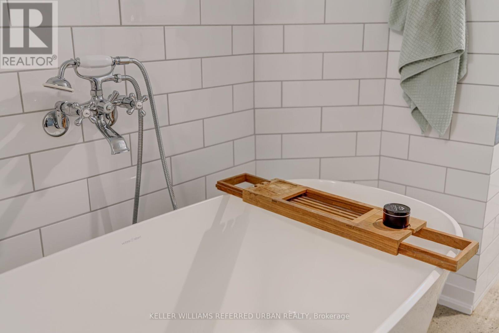 14 Meadowvale Drive, Toronto, Ontario  M8Y 2N8 - Photo 35 - W12510394