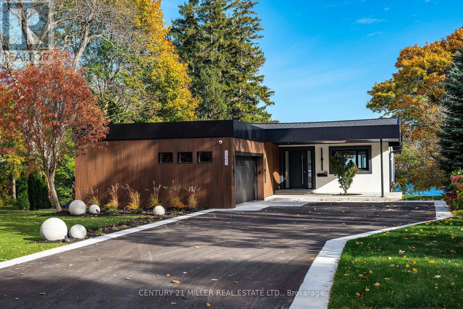 121 Edgecliffe Place, Burlington, Ontario  L7L 3Z2 - Photo 2 - W12522546