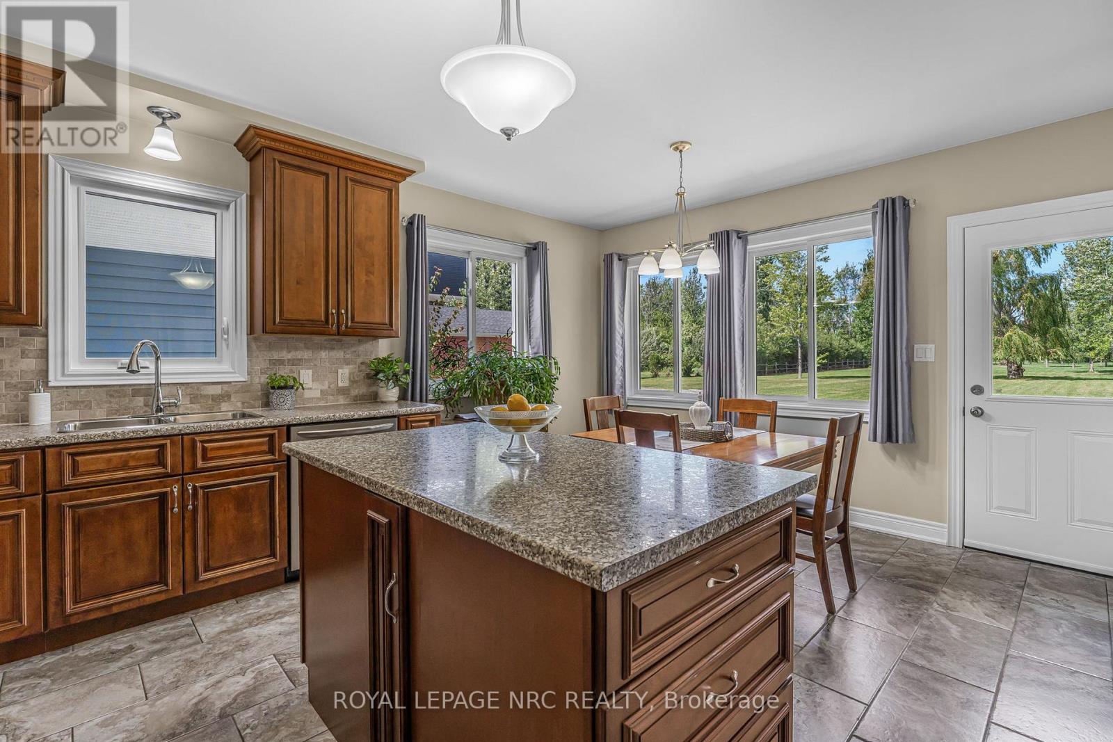 880 Edgemere Road, Fort Erie, Ontario  L2A 1A8 - Photo 12 - X12384029