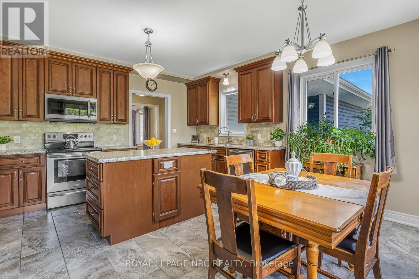 880 Edgemere Road, Fort Erie, Ontario  L2A 1A8 - Photo 16 - X12384029