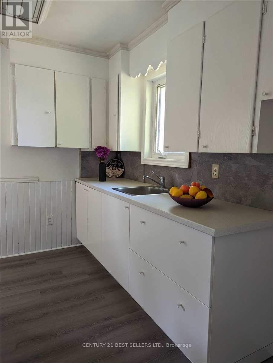 320 Ashbury Road, Oakville, Ontario  L6K 2M4 - Photo 3 - W12548732