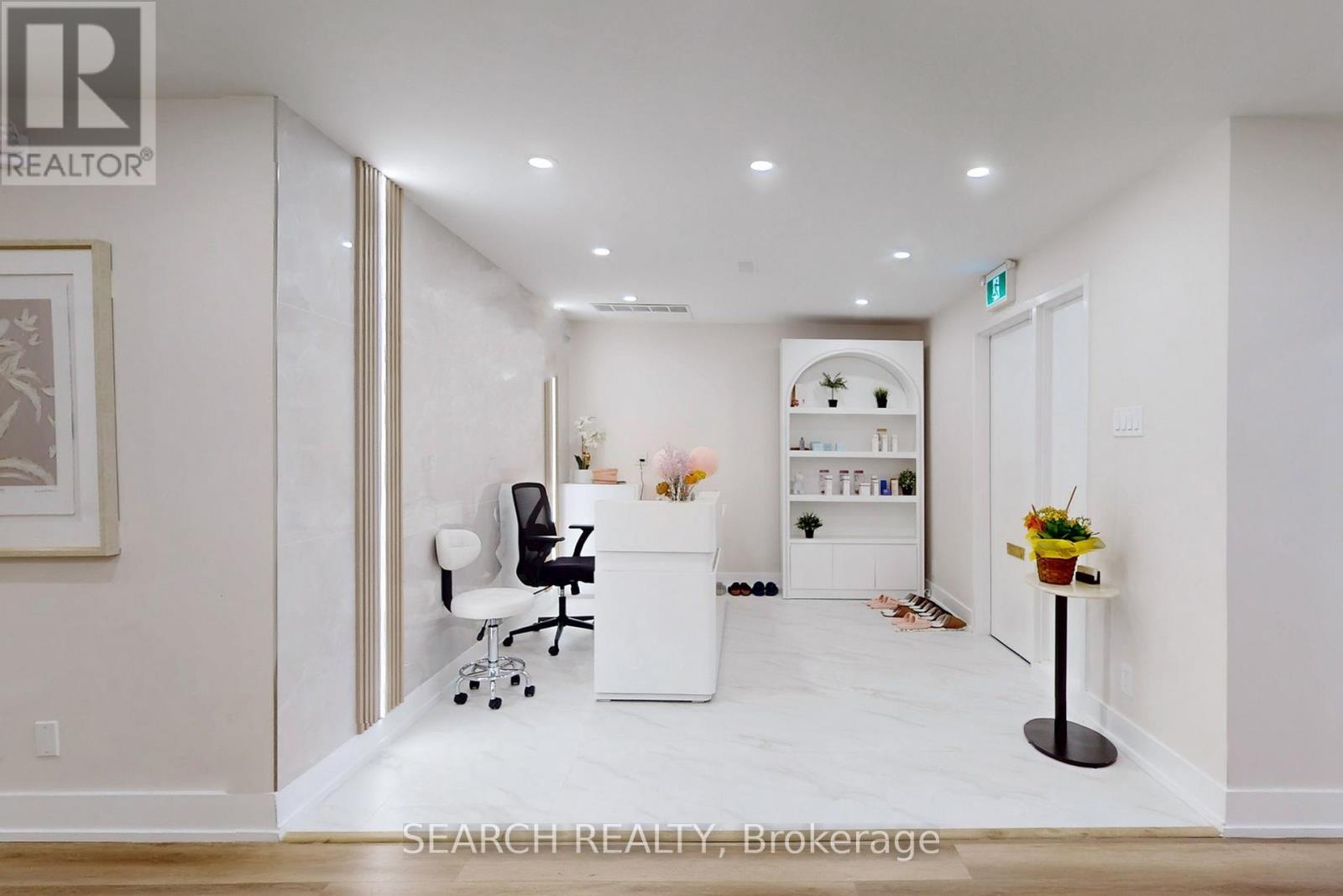 42 Village Centre, Mississauga, Ontario  L4Z 1V9 - Photo 4 - W12588440