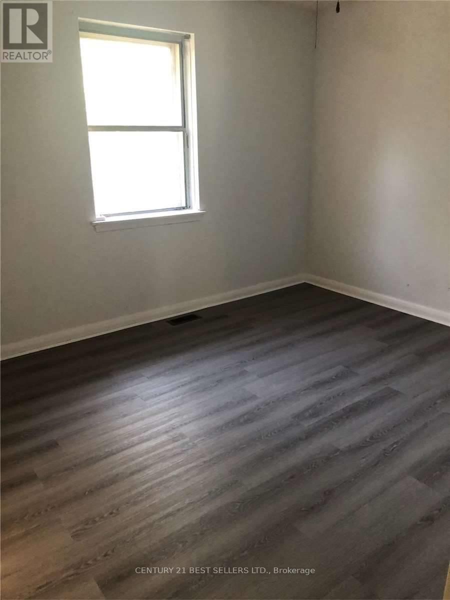 320 Ashbury Road, Oakville (Wo West), Ontario  L6K 2M4 - Photo 8 - W12651750