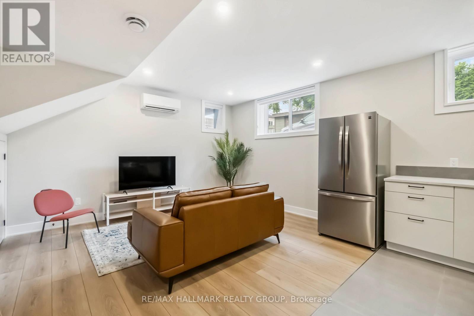 E - 72 Armstrong Street, Ottawa, Ontario  K1Y 2V7 - Photo 5 - X12470218