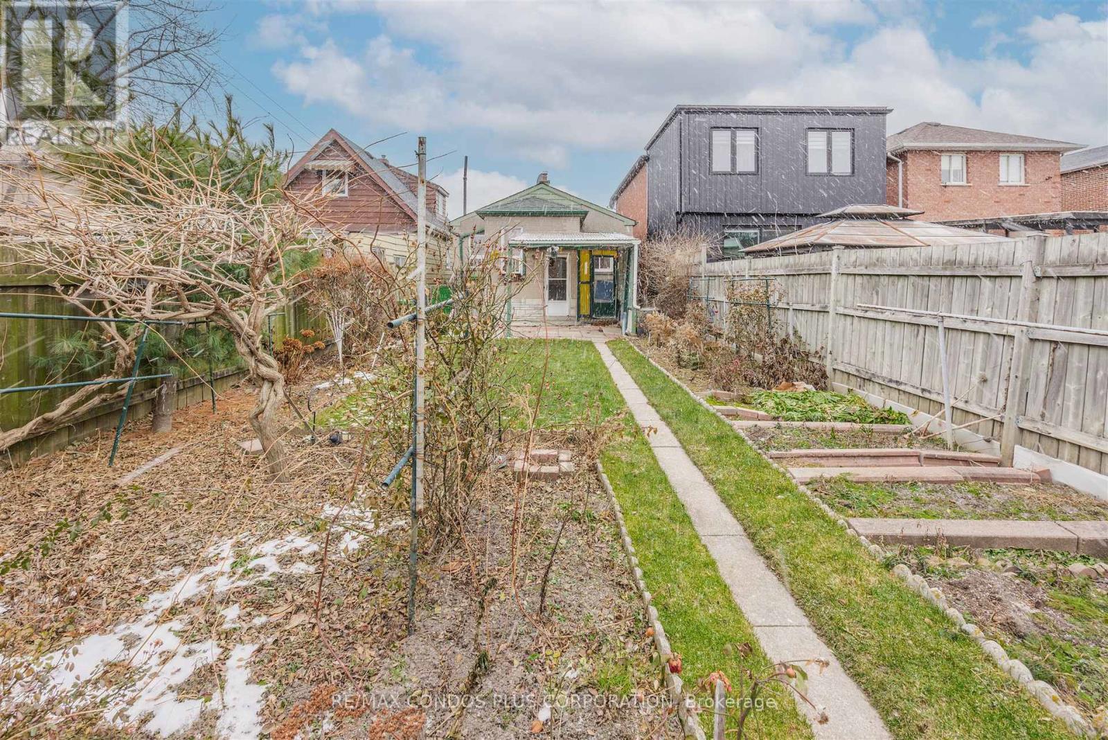 343 Blackthorn Avenue, Toronto, Ontario  M6M 3B8 - Photo 19 - W12661740